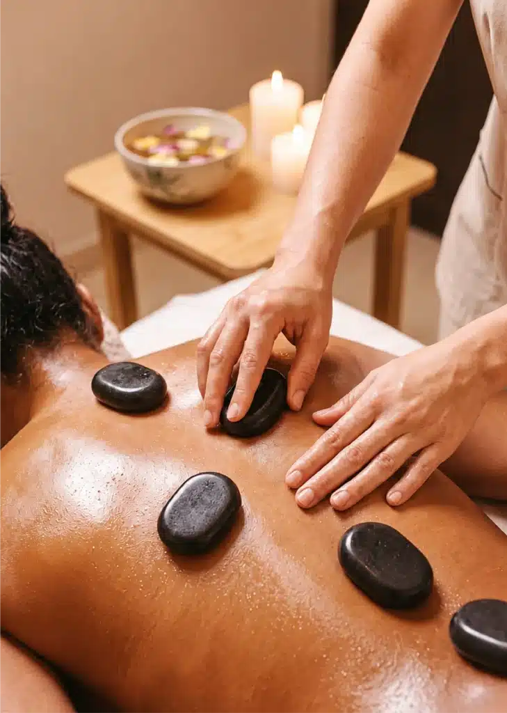 Masaje con piedras calientes en Flores - Una Pausa Spa Boutique.