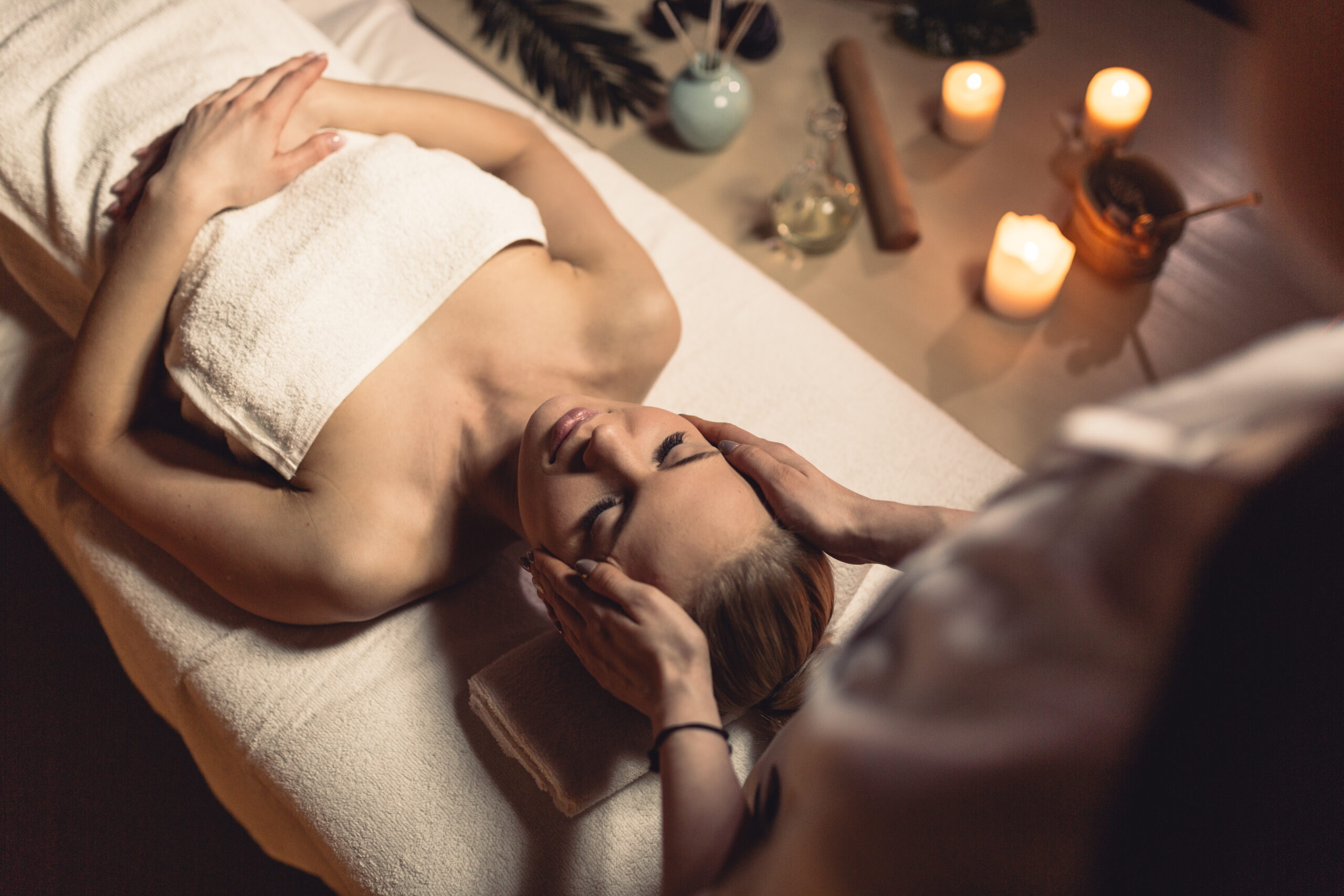 Tratamiento facial relajante en cabina, ideal para revitalizar la piel y promover el bienestar personal.