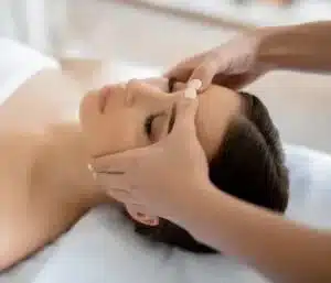 Mujer relajada en camilla recibiendo masaje integral de cuerpo completo en Spa Boutique en Flores CABA .