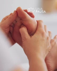 Reflexología Podal – masaje relajante en pies para equilibrio y bienestar.