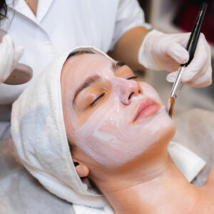 Tratamiento facial de revitalización de la piel con aplicación de máscara hidratante en Una Pausa Spa, Flores.