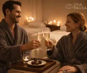 Pareja brindando con champagne tras el protocolo Nuestra Pausa Premium en el centro de estética de Flores.