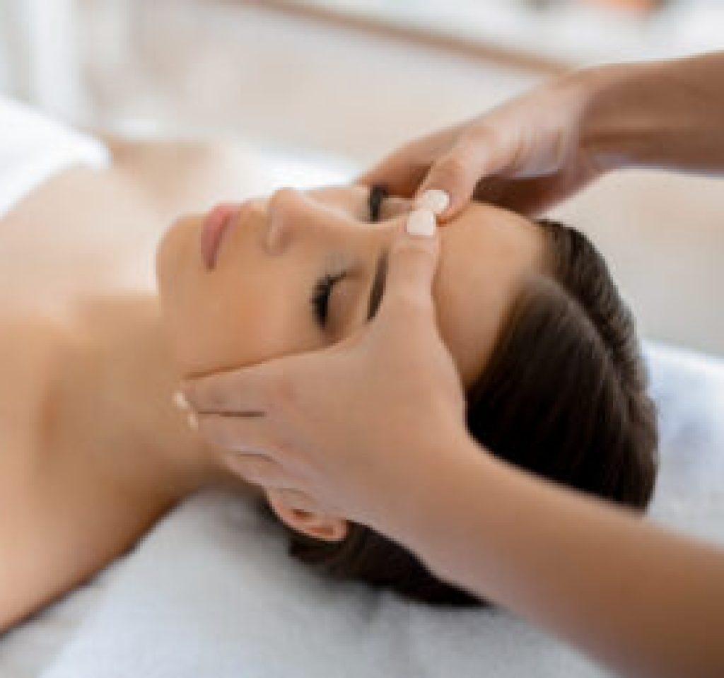 Mujer relajada en camilla recibiendo masaje integral de cuerpo completo en spa boutique en Flores CABA
