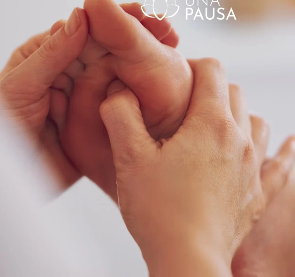 Reflexología Podal – masaje relajante en pies para equilibrio y bienestar.